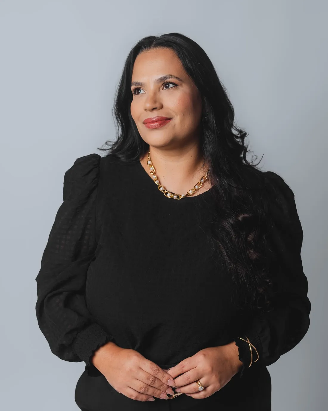 Bruna de Oliveira, penteadista e maquiadora, em retrato de estúdio