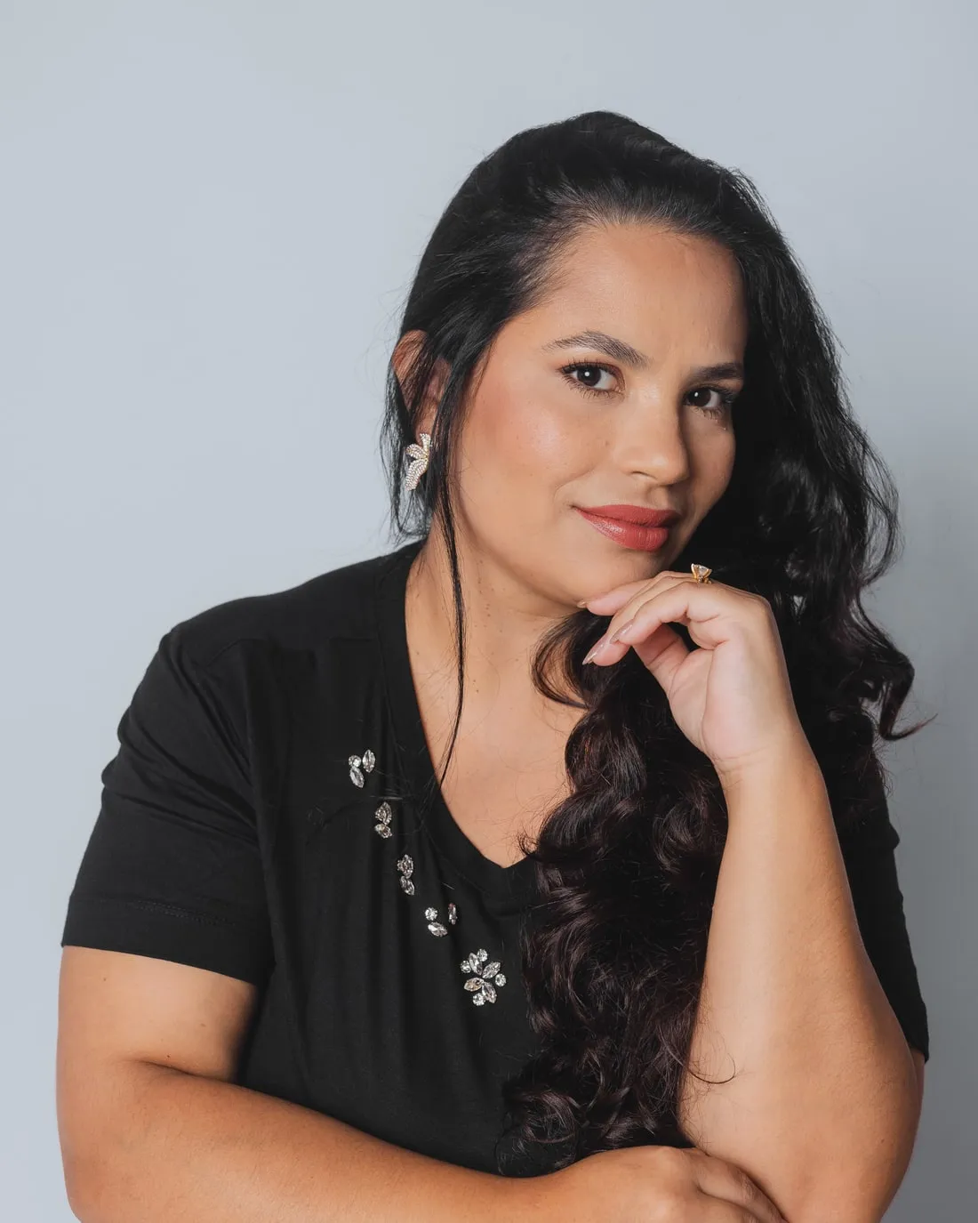 Bruna de Oliveira, penteadista e maquiadora, em retrato de estúdio